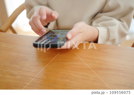 スマホを使う小学生女子の手元 スマホを使う小学生女子の手元 109556075