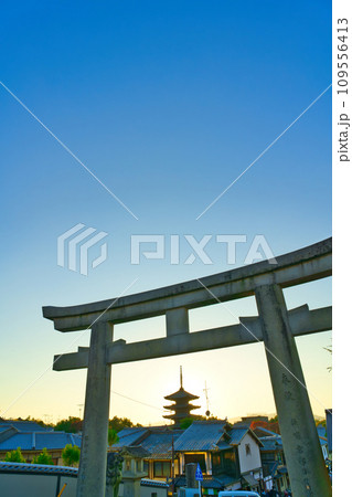 【京都府】11月・紅葉時期に大勢の観光客で賑わう京都の街並み 109556413