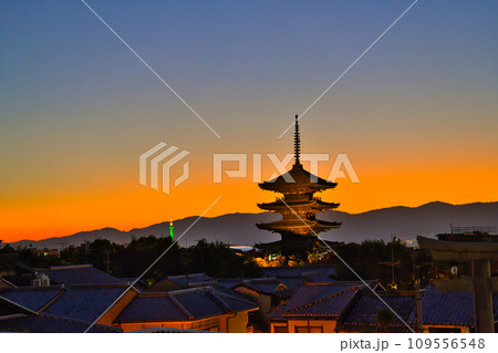 【京都府】11月・八坂の塔と京都の街並み 109556548