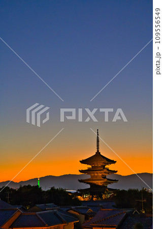 【京都府】11月・八坂の塔と京都の街並み 109556549