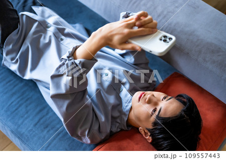 20代の若い男性ポートレート 109557443