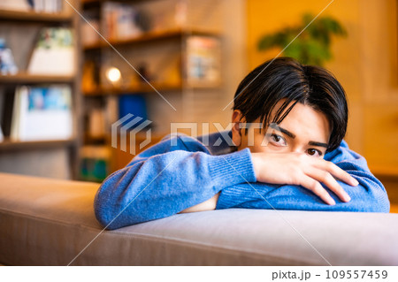 20代の若い男性ポートレート 109557459