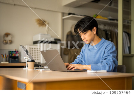 20代の若い男性ポートレート 109557464