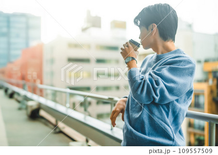 休憩をしている20代の若い男性 休憩をしている20代の若い男性 109557509