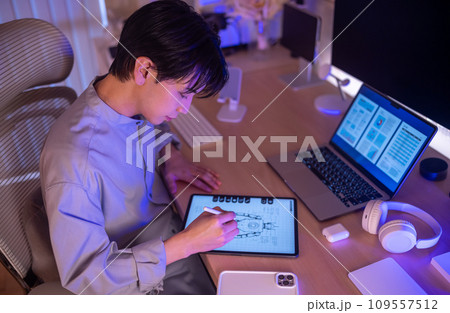 20代の若い男性ポートレート 20代の若い男性ポートレート 109557512