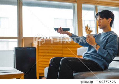 20代の若い男性ポートレート 20代の若い男性ポートレート 109557523