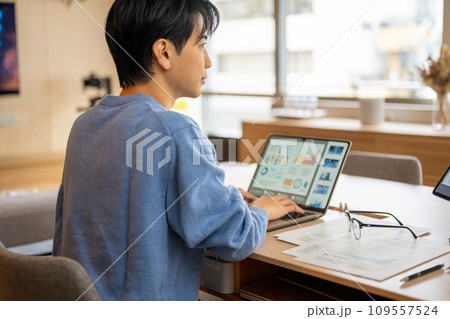 20代の若い男性ポートレート 109557524