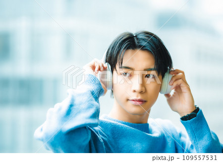 20代の若い男性ポートレート 20代の若い男性ポートレート 109557531
