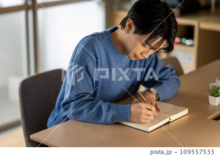 20代の若い男性ポートレート 109557533