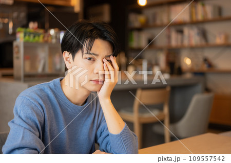 20代の若い男性ポートレート 20代の若い男性ポートレート 109557542