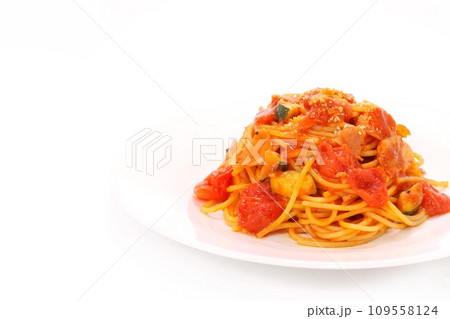 トマトとズッキーニのパスタ　スパゲッティ　明るい背景 109558124