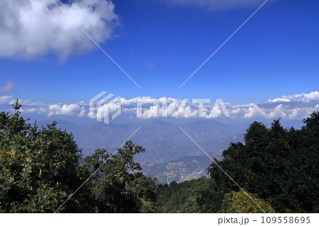 チャンドラギリの丘から見たヒマラヤ山脈 チャンドラギリの丘から見たヒマラヤ山脈 109558695