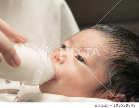【新生児の赤ちゃん 哺乳瓶で授乳】 【新生児の赤ちゃん 哺乳瓶で授乳】 109558845
