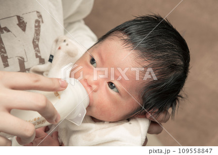 【新生児の赤ちゃん　哺乳瓶で授乳】 109558847