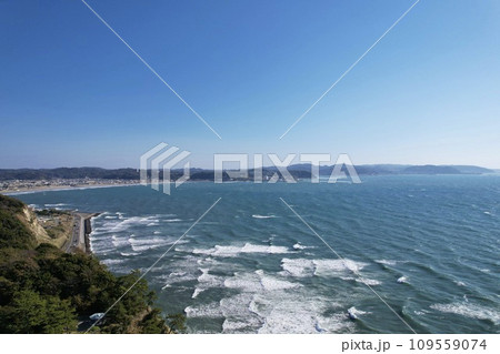 ドローンで撮影した海と陸の写真 109559074