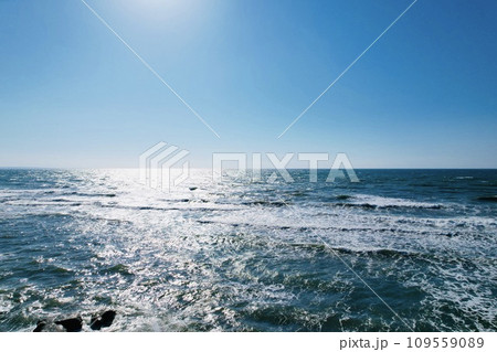 ドローンで撮影した海の写真 109559089