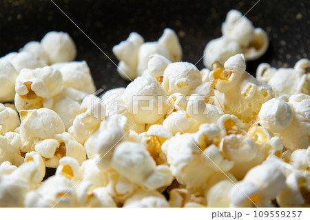 湿気たポップコーンをフライパンで乾煎りして乾燥させる。 109559257