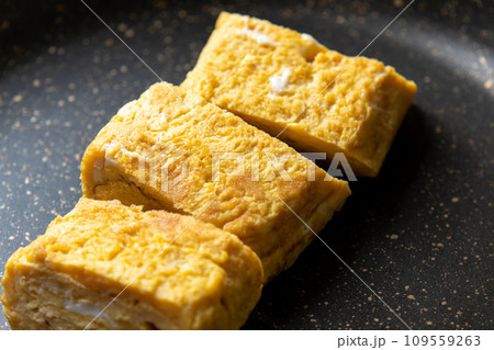 卵焼きをフライパンで温め直す。 109559263