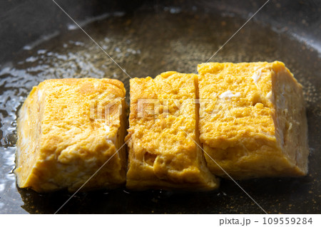 余った卵焼きリメイクイメージ。卵とじするためだし汁の入ったフライパンで煮る。 109559284