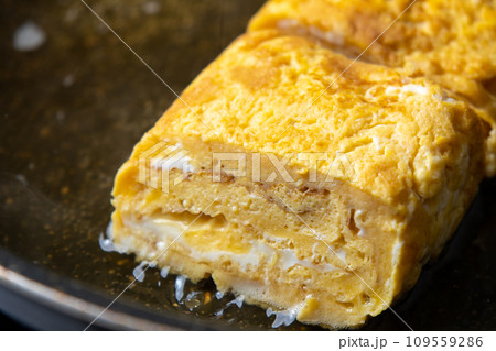 余った卵焼きリメイクイメージ。卵とじするためだし汁の入ったフライパンで煮る。 109559286
