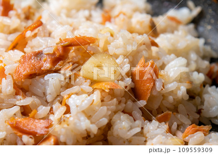 鮭のガーリック炒飯、調理シーン。 109559309