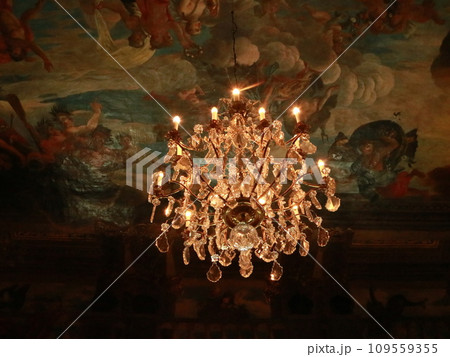 ドロットニングホルム宮殿の華麗なシャンデリア ドロットニングホルム宮殿の華麗なシャンデリア 109559355