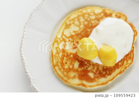 栗とヨーグルトのせパンケーキ 栗とヨーグルトのせパンケーキ 109559423