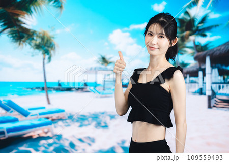 ビーチで夏を楽しむ若い女性 ビーチで夏を楽しむ若い女性 109559493