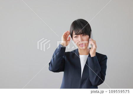 電話で怒られて引きつった表情の女性1 電話で怒られて引きつった表情の女性1 109559575