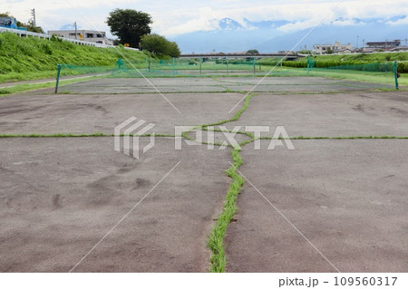 変な形に雑草が生えた河川敷のテニスコート・2 変な形に雑草が生えた河川敷のテニスコート・2 109560317