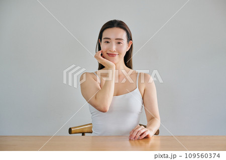 顔をマッサージして肌のお手入れをする30代女性 顔をマッサージして肌のお手入れをする30代女性 109560374