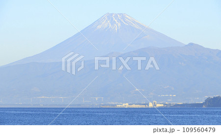駿河湾越しに見える冬の美しい富士山 駿河湾越しに見える冬の美しい富士山 109560479