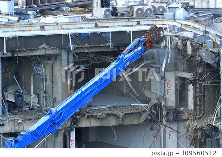 ビルの解体工事現場 109560512