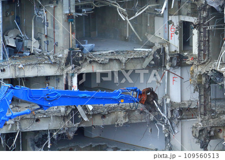 ビルの解体工事現場 109560513