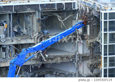 ビルの解体工事現場 109560514