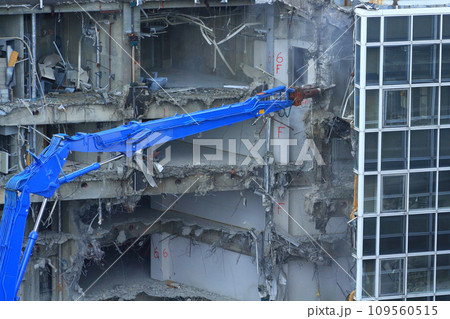 ビルの解体工事現場 ビルの解体工事現場 109560515