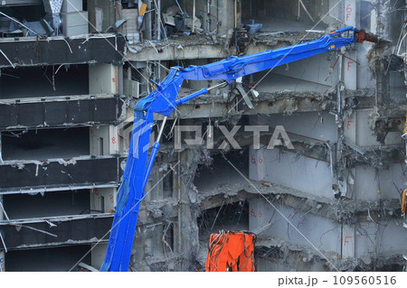 ビルの解体工事現場 109560516