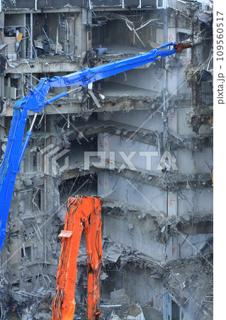ビルの解体工事現場 ビルの解体工事現場 109560517
