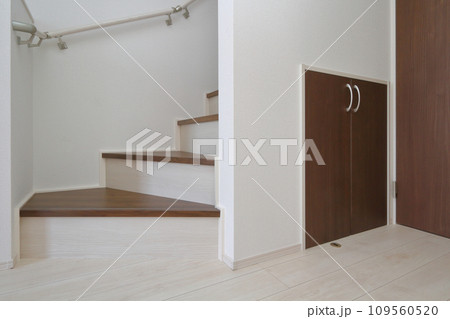 階段下収納 109560520