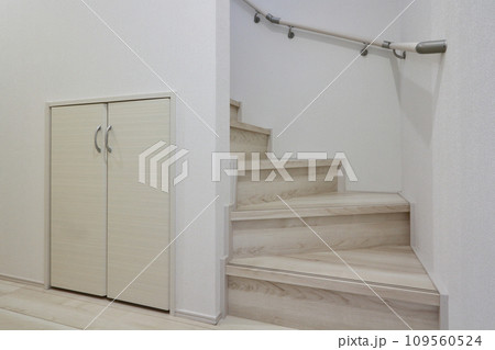 階段下収納 109560524
