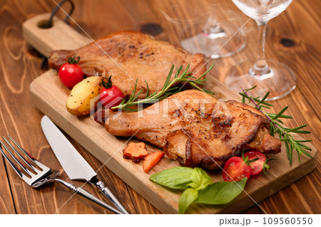 こんがり焼き上げたローストチキン　（鳥の骨付きもも肉） 109560550