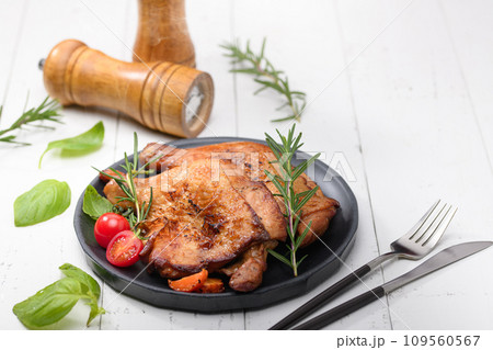こんがり焼き上げたローストチキン　（鳥の骨付きもも肉） 109560567