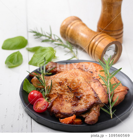 こんがり焼き上げたローストチキン (鳥の骨付きもも肉) こんがり焼き上げたローストチキン (鳥の骨付きもも肉) 109560569