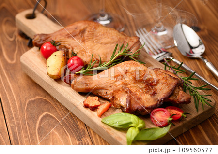 こんがり焼き上げたローストチキン (鳥の骨付きもも肉) こんがり焼き上げたローストチキン (鳥の骨付きもも肉) 109560577