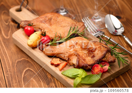 こんがり焼き上げたローストチキン (鳥の骨付きもも肉) こんがり焼き上げたローストチキン (鳥の骨付きもも肉) 109560578