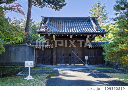 皇居乾通り　秋　局門（つぼねもん） 109560819