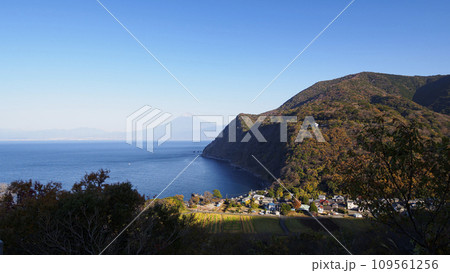井田から見た駿河湾と駿河港と富士山　 109561256