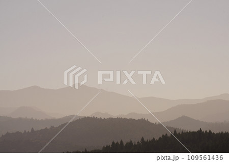 朝霧に包まれる山々 109561436