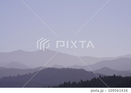 朝霧に包まれる山々 朝霧に包まれる山々 109561438