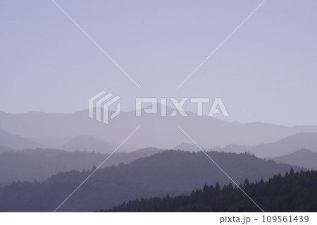 朝霧に包まれる山々 109561439